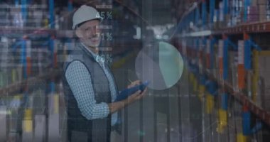 Depodaki melez erkek işçinin veri işleme animasyonu. Küresel iş ve dijital arayüz kavramı dijital olarak oluşturulmuş video.