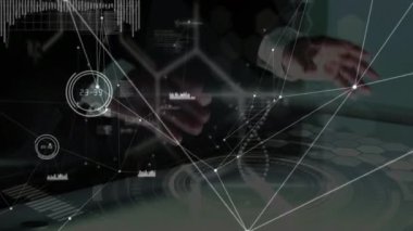 Veri işleme üzerine beyaz iş adamının animasyonu. Küresel iş ve dijital arayüz kavramı dijital olarak oluşturulmuş video.