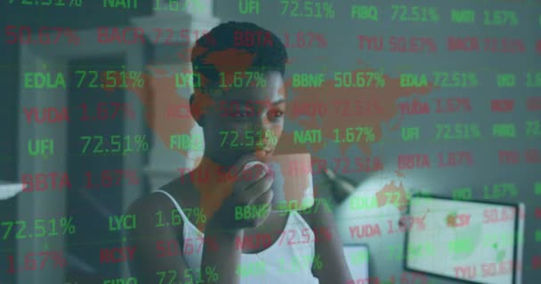 Animation Von Finanzdaten Über Eine Afroamerikanerin Die Kaffee Trinkt Geschäfts — Stockvideo