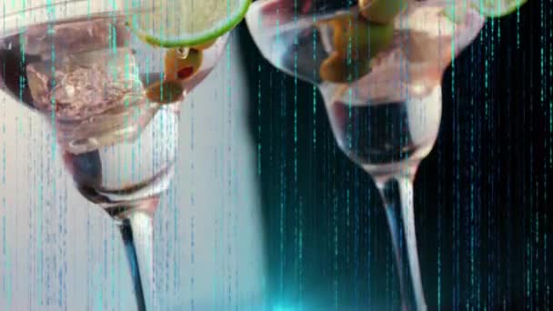 数据在黑背景上漂浮在马提尼玻璃杯上的动画 饮品及庆祝活动概念数码制作的影片 — 图库视频影像