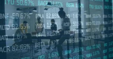 Ofiste konuşan çeşitli iş adamlarının veri işleme animasyonları. Küresel iş ve dijital arayüz kavramı dijital olarak oluşturulmuş video.