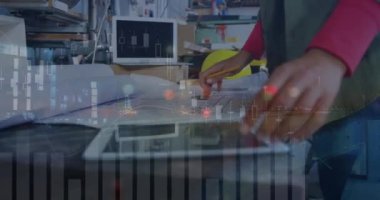 Tablet ve şehir manzarası kullanılarak Kafkasyalı iş kadınının finansal veri işleme animasyonu. küresel finansman, bilgisayar ve dijital arayüz kavramı dijital olarak oluşturulmuş video.