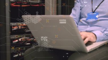 Beyaz iş adamının sunucu odasındaki veri işleme ve bağlantı ağının animasyonu. küresel iş, teknoloji ve dijital arayüz kavramı dijital olarak oluşturulmuş video.