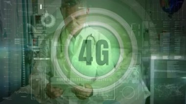 Tablet kullanan Kafkas erkek doktor üzerinde bilimsel veri işleme 4G animasyonu. küresel tıp, bilim, araştırma, veri işleme kavramı dijital olarak oluşturulmuş video.