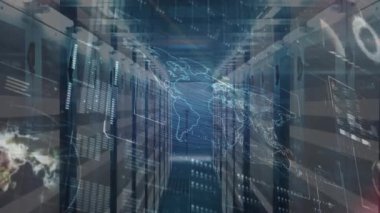 Sunucu odasında dünya haritası ve veri işleme animasyonu. küresel bağlantılar, bilgisayar ve dijital arayüz konsepti dijital olarak oluşturulmuş video.