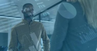 Ofiste konuşan çeşitli iş adamlarının veri işleme animasyonları. Küresel iş ve dijital arayüz kavramı dijital olarak oluşturulmuş video.