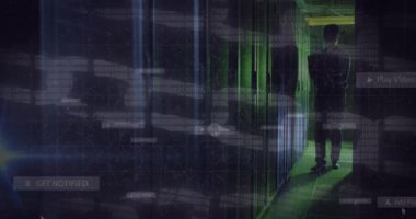 Sunucu odasında veri işleme animasyonu. Bulut hesaplama, dijital arayüz ve güvenlik konsepti dijital olarak oluşturulmuş video.