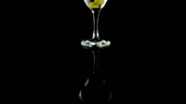 Siyah arka planda bir bardak martini. parti, kutlama, bar, içki ve alkol konsepti.