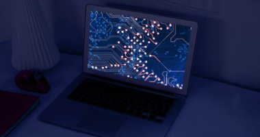 Evde veri işlenen dizüstü bilgisayarın animasyonu. Sosyal medya ve dijital arayüz konsepti dijital olarak oluşturulmuş video.