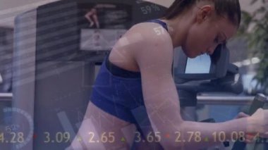 Kadınları çalıştırma üzerine finansal veri işleme animasyonu. Küresel spor, veri işleme ve dijital arayüz kavramı dijital olarak oluşturulmuş video.