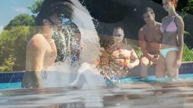 Arjantin bayrağının mutlu Kafkas arkadaşlarının yüzme havuzunda eğlenmesi üzerine canlandırması. Tatiller, tatiller ve arkadaş konseptiyle geçirilen zaman dijital olarak oluşturulmuş video.