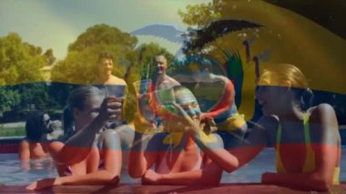 Ekvador bayrağının mutlu beyaz kadın arkadaşlarının yüzme havuzunda eğlenmesi üzerine animasyonu. Tatiller, tatiller ve arkadaş konseptiyle geçirilen zaman dijital olarak oluşturulmuş video.