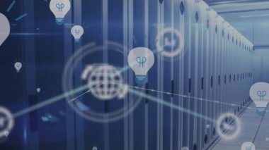 Sunucu odasında veri işleme animasyonu. küresel teknoloji ve dijital arayüz kavramı dijital olarak oluşturulmuş video.