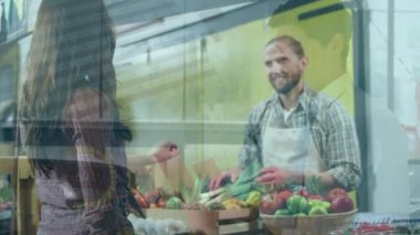 Finansal grafiklerin, marketteki mutlu beyaz erkek satıcı ve kadın müşteri üzerine animasyonu. ekonomi, finans, alışveriş ve dijital olarak üretilen küçük bağımsız iş konsepti.