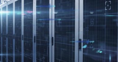 Bilgisayar sunucu odasında ışık ve veri işleme noktası. Bilgisayar arayüzü ve iş veri depolama teknolojisi kavramı