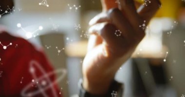 Akıllı telefon kullanan Afro-Amerikan iş adamının moleküllerinin animasyonu. küresel teknoloji, veri işleme ve dijital arayüz kavramı dijital olarak oluşturulmuş video.