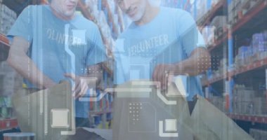 Depodaki çeşitli insanlar üzerinde bilgisayar devre kartı animasyonu. küresel gönderim, finans ve dijital arayüz konsepti dijital olarak oluşturulmuş video.