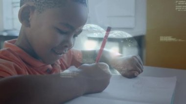 Afro-Amerikan çocuğun okulda yazması üzerine veri işleme animasyonu. okul, eğitim ve öğrenim konsepti dijital olarak oluşturulmuş video.
