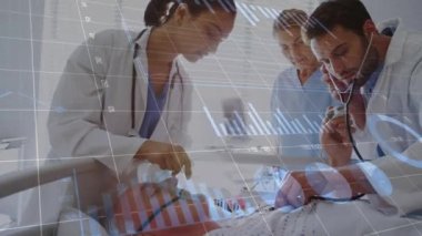 Hastayla birlikte üç farklı doktor üzerinde veri işleme animasyonu. Küresel tıp, teknoloji, veri işleme ve dijital arayüz kavramı dijital olarak oluşturulmuş video.