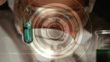 Laboratuvardaki beyaz kadın bilim adamı üzerinde yapılan tarama ve veri işleme animasyonları. küresel bilim, veri işleme ve dijital arayüz kavramı dijital olarak oluşturulmuş video.