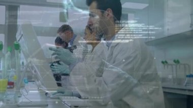 Laboratuvardaki çeşitli bilim adamları üzerinde ağ, veri işleme ve dünyanın animasyonu. küresel bilim, veri işleme ve bağlantı konsepti dijital olarak oluşturulmuş video.
