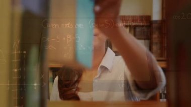 Matematiksel formüllerin melez kız öğrencilere göre animasyonu. Eğitim ve öğrenme kavramı dijital olarak oluşturulmuş video.