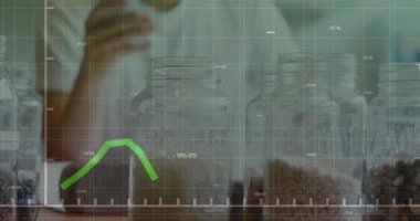 Akıllı telefonlu Asyalı iş adamının veri işleme animasyonu. Küresel iş ve dijital arayüz kavramı dijital olarak oluşturulmuş video.