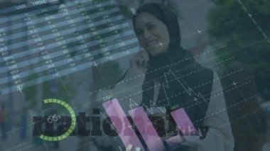 Veri işlemenin animasyonu ve Müslüman kadınların ulusal pizza günü. Dijital olarak oluşturulmuş küresel bağlantılar, veri işleme ve dijital arayüz kavramı.