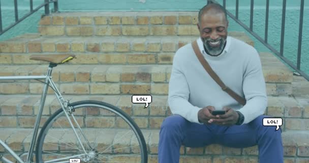Multiple Speech Lol Text Floating African American Senior Man Using — Stok video