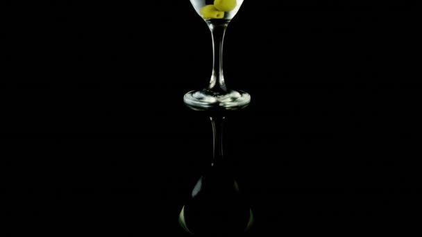 Videó Egy Pohár Martiniről Fekete Háttérrel Buli Ünneplés Bár Italok — Stock videók