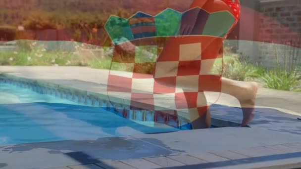 Animacja Chorwackiej Flagi Nad Środkiem Dwurasowej Kobiety Wchodzącej Basenu Wakacje — Wideo stockowe