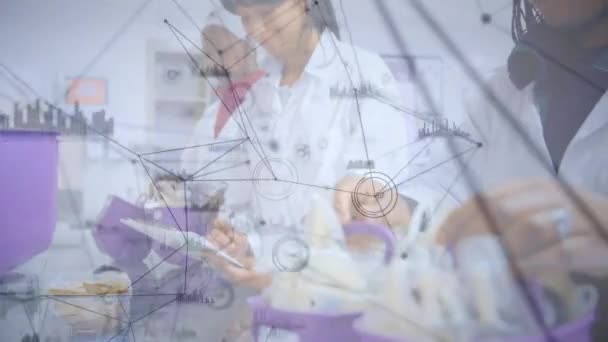在实验室里不同的女科学家之间的联系网络的动画 全球科学和数字接口概念数字生成视频 — 图库视频影像