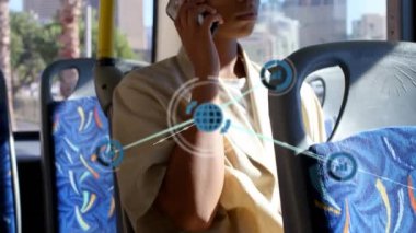 Otobüste akıllı telefon kullanan Afrikalı Amerikalı bir kadın üzerinden bağlantı ağının animasyonu. ağ, bağlantılar, iletişim, ulaşım ve seyahat konsepti dijital olarak oluşturulmuş video.