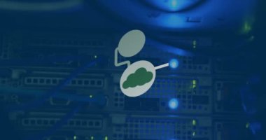 Sunucu odasında ortam simgelerinin canlandırılması. küresel teknoloji ve dijital arayüz kavramı dijital olarak oluşturulmuş video.