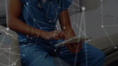 Tablet kullanan beyaz erkek doktor üzerinden bağlantı ağının animasyonu. küresel tıp, sağlık hizmetleri, araştırma ve ağlar konsepti dijital olarak oluşturulmuş video.