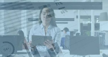Ofiste tablet kullanan Asyalı iş kadınının veri işleme animasyonu. Küresel iş ve dijital arayüz kavramı dijital olarak oluşturulmuş video.