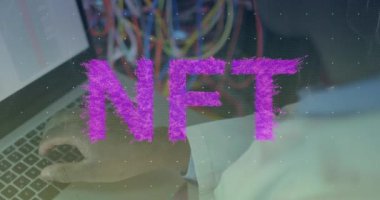 Sunucu odasında dizüstü bilgisayardan Nft metninin canlandırması. Bulut hesaplama, dijital arayüz ve güvenlik konsepti dijital olarak oluşturulmuş video.