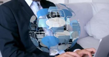 Kafkasyalı iş adamının dizüstü bilgisayarı kullanarak üzerinde konuşma balonu olan bir dünya animasyonu. küresel teknoloji, veri işleme ve dijital arayüz kavramı dijital olarak oluşturulmuş video.