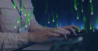 Beyaz kadın çalışanın sunucu odasında veri işleme animasyonu. Küresel iş ve dijital arayüz kavramı dijital olarak oluşturulmuş video.