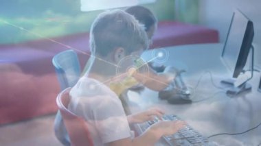 Sınıfta bilgisayar kullanan çeşitli okul çocukları üzerinden bağlantı ağının animasyonu. küresel eğitim, bağlantılar ve dijital arayüz konsepti dijital olarak oluşturulmuş video.