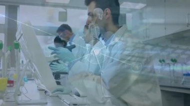 Laboratuvardaki çeşitli bilim adamları üzerinde ağ ve veri işleme animasyonları. küresel bilim, veri işleme ve bağlantı konsepti dijital olarak oluşturulmuş video.