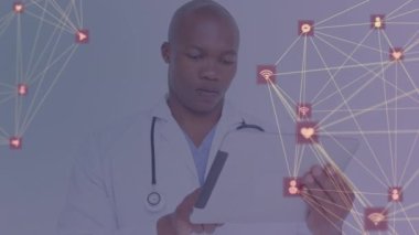 Afrika kökenli Amerikalı bir doktor üzerinde bir dünya dolusu bağlantının animasyonu. Küresel tıp, teknoloji, veri işleme ve dijital arayüz kavramı dijital olarak oluşturulmuş video.