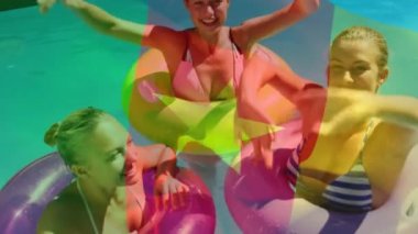 Mutlu beyaz anne ve çocukların yüzme havuzunda eğlenmesi üzerine Senegal bayrağı animasyonu. Tatiller, tatiller ve arkadaş konseptiyle geçirilen zaman dijital olarak oluşturulmuş video.