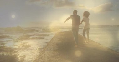 Afrikalı Amerikalı çift yürürken ışık noktalarının animasyonu. Birlikte zaman geçirmek ve dijital arayüz konsepti dijital olarak oluşturulmuş video.