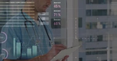 Kafkas erkek doktor üzerinden finansal veri işleme animasyonu. Küresel tıp, teknoloji, veri işleme ve dijital arayüz kavramı dijital olarak oluşturulmuş video.