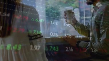 Çeşitli arkadaşların konuşmaları üzerine veri işleme animasyonu. küresel iş ve dijital arayüz kavramı dijital olarak oluşturulmuş video.