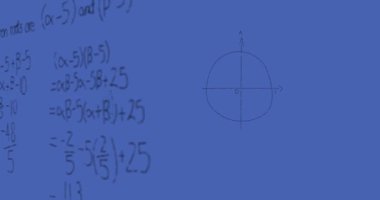 Matematiksel denklemlerin mavi arka planda işlenmesi. eğitim, bilim ve veri işleme kavramı dijital olarak oluşturulmuş video.