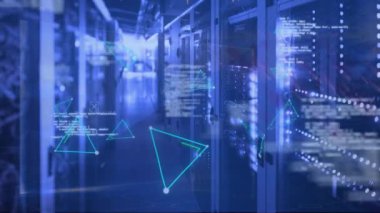 Sunucular üzerinde hareket eden üçgenlerin animasyonu. küresel ağ, bağlantılar, veri ve teknoloji konsepti dijital olarak oluşturulmuş video.