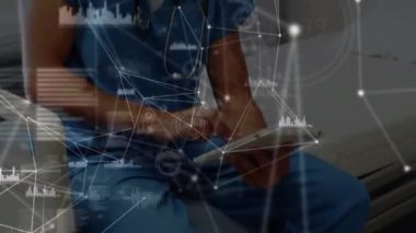 Tablet kullanan beyaz erkek cerrah üzerinden bağlantı ağının animasyonu. küresel tıp, sağlık hizmetleri, araştırma ve ağlar konsepti dijital olarak oluşturulmuş video.