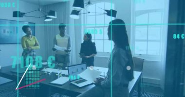 Ofiste konuşan çeşitli iş adamlarının veri işleme animasyonları. Küresel iş ve dijital arayüz kavramı dijital olarak oluşturulmuş video.